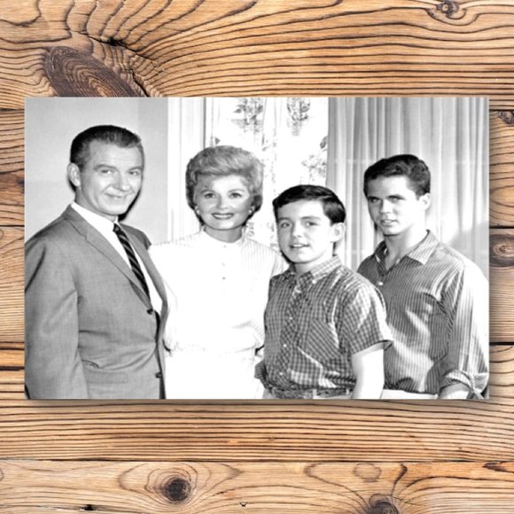 Leave It to Beaver‎ Family Portrait Retro Nostalgic Refrigerator Locker Magnet - Picture 1 of 2
